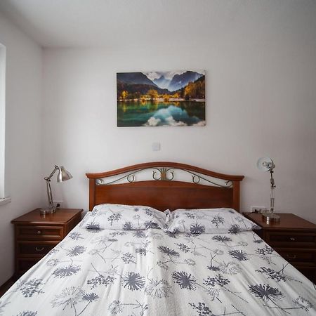 דירות Cozy Nest In The Heart Of קרנייסקה גורה מראה חיצוני תמונה